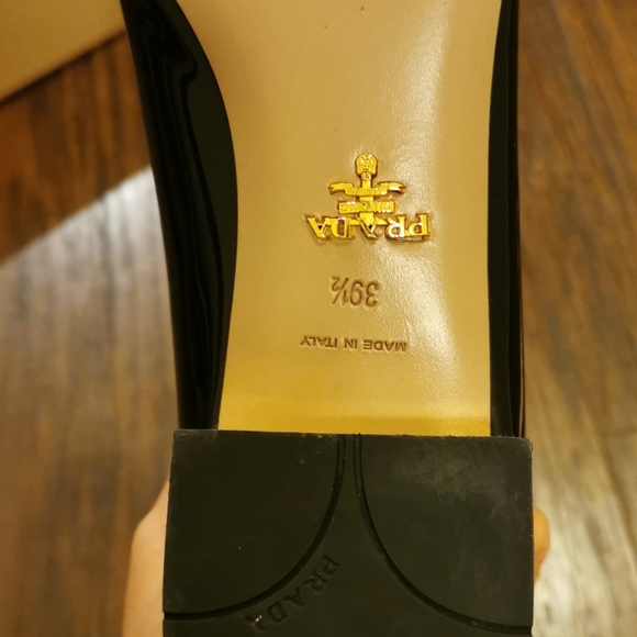 Authentic Prada patent leather buckle flat - Picture 5 of 8